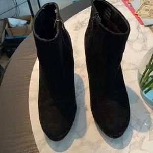 Short heeled boots